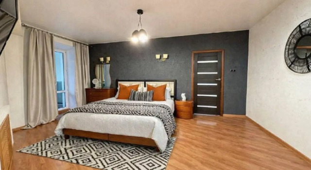 Prostornaya Mnogokomnatnaya Kvartira Flat