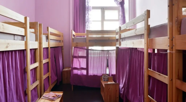 Postel ve společném pokoji pro muže Parus Hostel