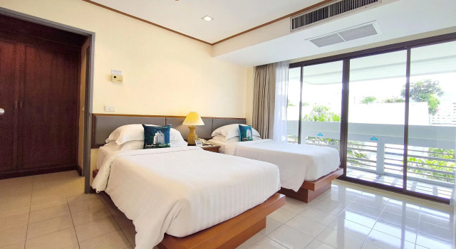Четырёхместный люкс семейный с 2 комнатами с балконом Andaman Beach Suites Hotel, Patong Phuket
