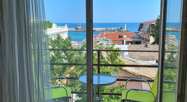 Scenic Two-Room Luxury with Balconies on the Yalta Embankment Flat., Book Apartment Yalta 