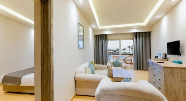 Двухместный полулюкс с балконом Sunrise Alma Bay Resort