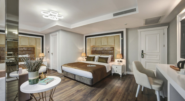 Номер семейный с балконом и с видом на город Отель Pell Palace Hotel & Spa
