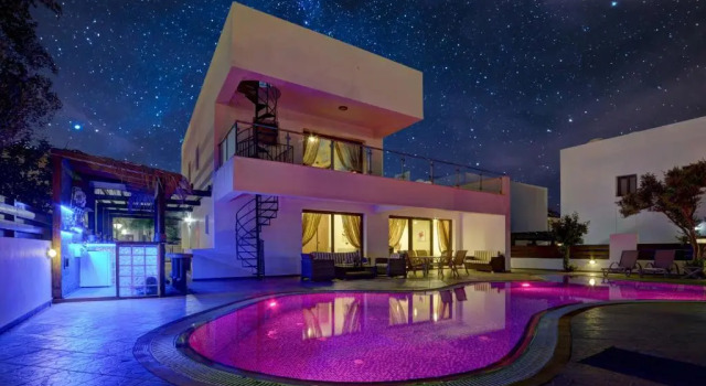 Villa 5 Zimmer mit Balkon und mit Blick Seafront Protaras Apartments