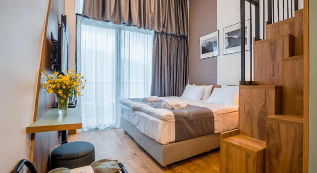 Четырёхместный люкс с балконом и с видом на горы Бутик-Отель Step Inn - Kazbegi