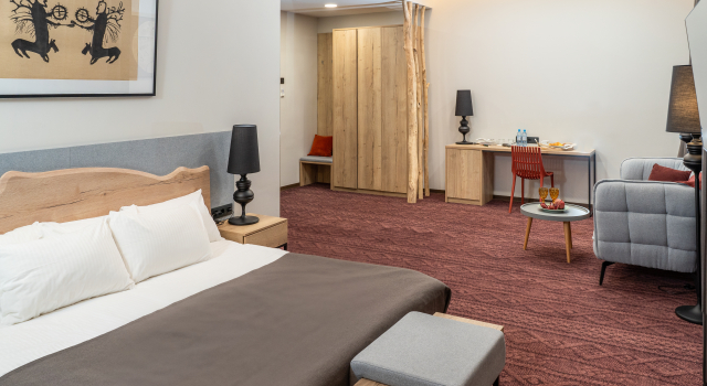 O podwyższonym standardzie dwuosobowy pokój Sterh Hotel