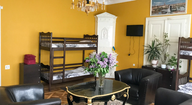 Кровать в общем номере с балконом и с красивым видом из окна Мини-Отель Count Villa