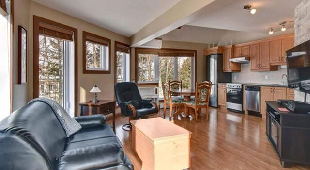 Bright Condo near the Lake Private House, Rezervasyon Tatil Evi Mont-Tremblant Village 