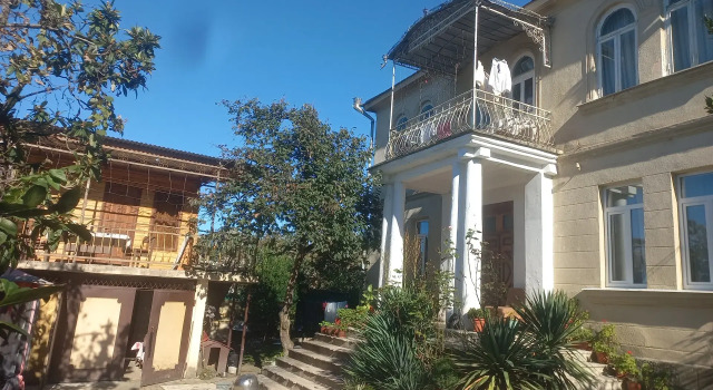 V Gostyakh U Zaura Private house, Buchen Sie Ferienhaus Villen in Sochumi, Villa