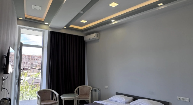 Juniorsuite med altan med udsigt over poolen Wave Inn boutique