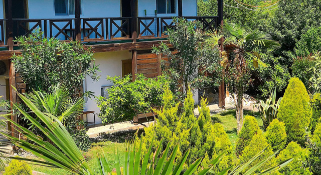 Alashara Guest House, Book Pension Hoteller i Ldzaa med parkering, Parkering