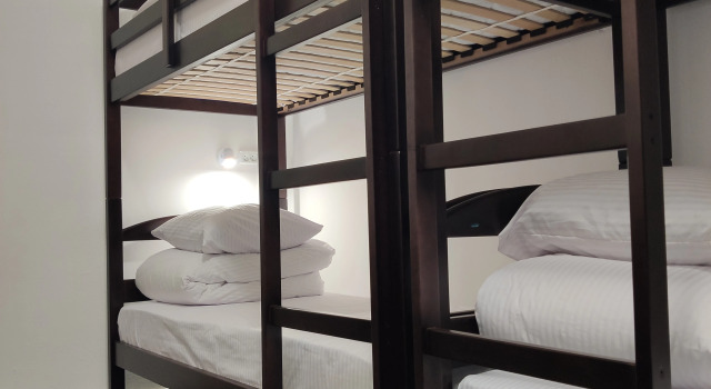 Postel ve společném pokoji Leon Hostel