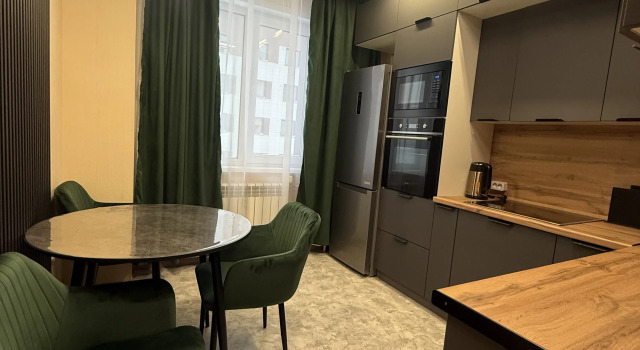 Shikarnaya Dvukhkomnatnaya V Novom Dome Flat, Book Lejlighed Hoteller i Lensk med parkering, Parkering