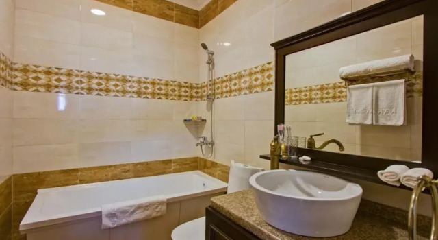 Трёхместные апартаменты с красивым видом из окна Karagat Hotel / Карагат