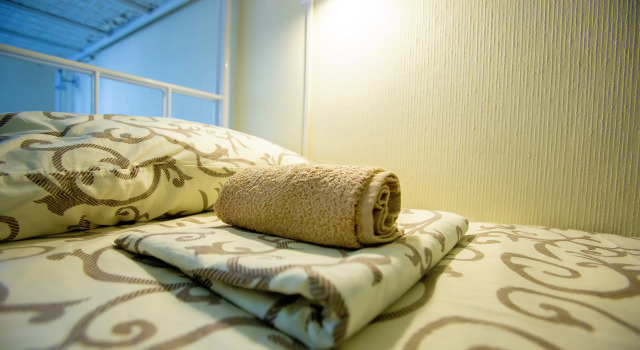 Кровать в общем номере с красивым видом из окна Хостел Comfort