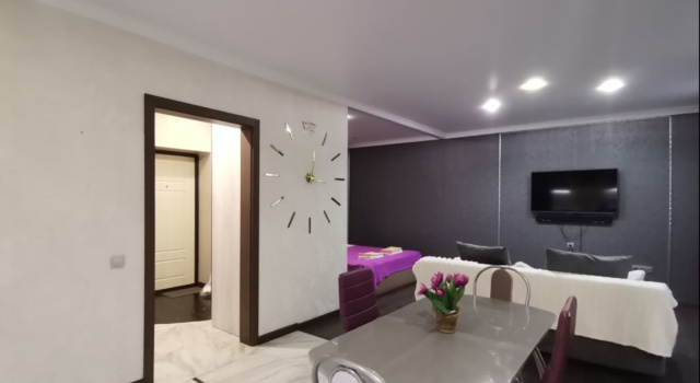 Четырёхместные апартаменты с балконом и с видом на город Kvartira-Studiya Apartaments