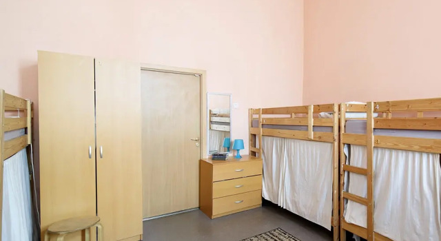 Postel ve společném pokoji pro muže Parus Hostel