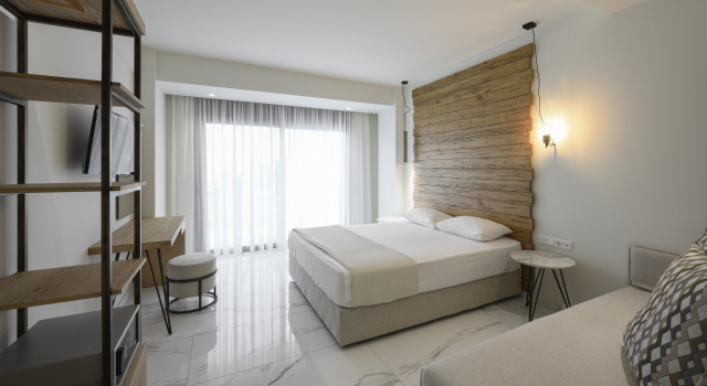 Полулюкс с балконом и с красивым видом из окна Thetis Boutique Apartments