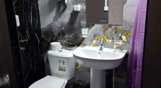 Łóżko w pokoju wieloosobowym z widokiem na miasto KONIGIL hotel