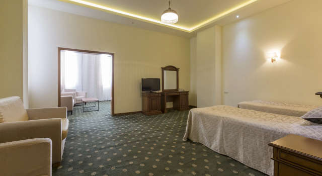 Четырёхместный номер Superior Armenia Hotel