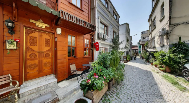 Wonder Wood Hotel