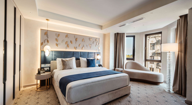 Двухместный номер с джакузи Deluxe с балконом и с видом на город Meridian Luxury Boutique Hotel