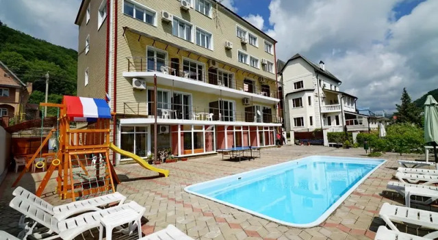 Solnechny (Olginka), Забронировать Гостевой дом Отели Ольгинка с парковкой, рядом с Пляж Ольгинка, Парковка