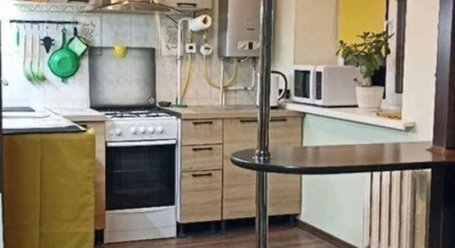 Evro 3-kh Komnatnaya - Zeleny Medved Flat, Prenota Appartamento Hotel a Novgorodsky District con parcheggio, Parcheggio