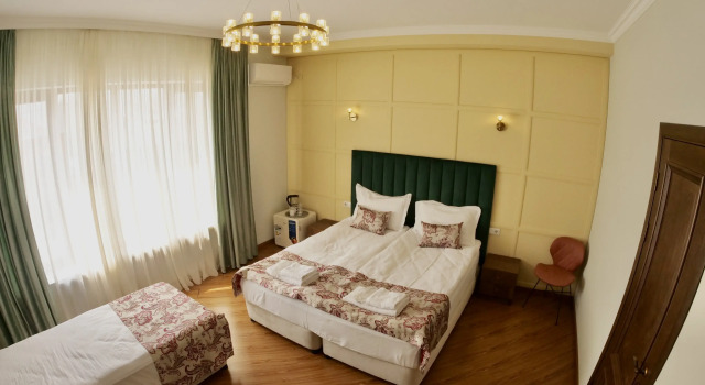 Трёхместный номер Standard с балконом и с красивым видом из окна Phazisi Hotel