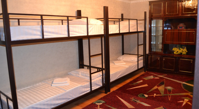 Friends Hostel, Book Hostel / Vandrerhjem Hoteller i Privokzalʼnoye med parkering, Parkering