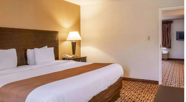 Двухместный люкс Deluxe с красивым видом из окна Coratel Plus Suites Wichita West Airport