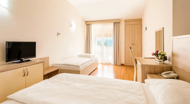 Трёхместный номер Comfort с балконом и с красивым видом из окна Отель Villa MiraMar