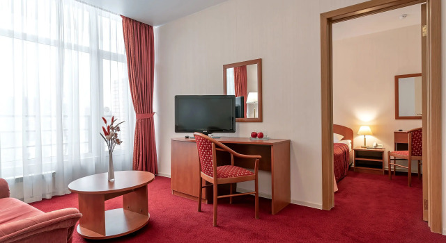 Deluxe Doppel Familie Zimmer 2 rooms mit Balkon Planernoye Hotel