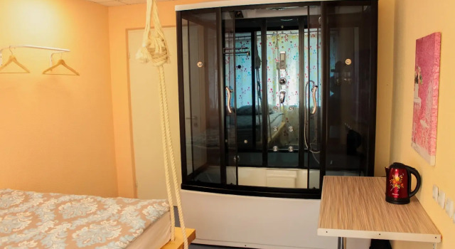 Family with Shower Cabin room with city view 7 Days Hostel