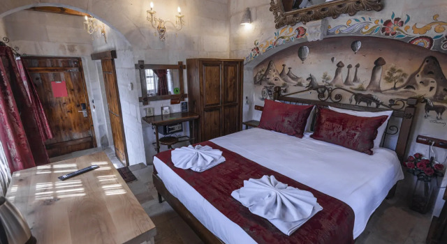 Полулюкс с балконом и с видом на бассейн Göreme Cave Suites
