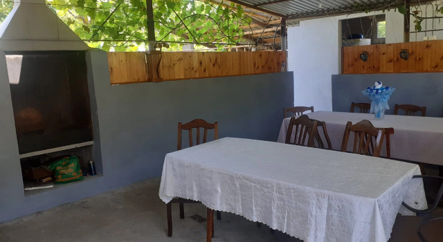 Anzhelika Guest house, Prenota Affittacamere Hotel a Sukhum con parcheggio, Parcheggio