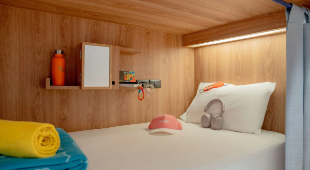 Кровать в общем номере Lub d Bangkok Siam - New Look, Across from MBK & Skytrain Access