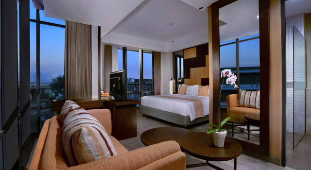 Двухместный номер Deluxe с балконом и с красивым видом из окна Отель Aston Inn Mataram