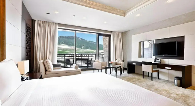 Полулюкс с балконом и with Plaza view Shahdag Hotel & Spa
