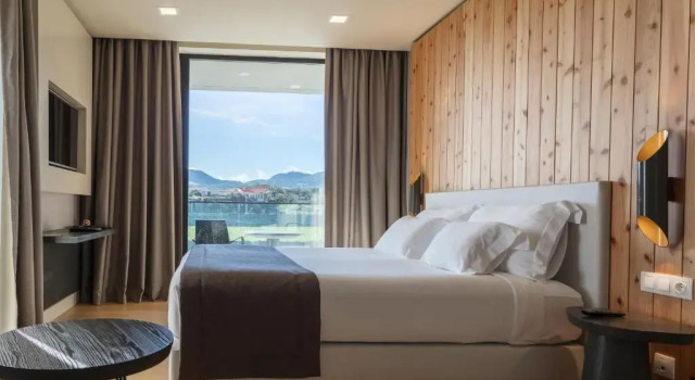 Двухместный номер с балконом и с видом на окрестности Pedras do Mar Resort & Spa