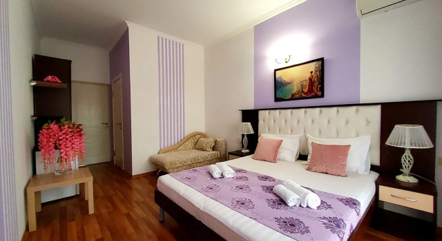 Трёхместный номер Comfort с балконом Меблированные комнаты Villa Village (Вилла в деревне Кабардинка)