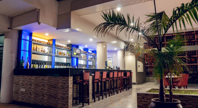 Peacock Hotel, Забронировать Отель Отели Дар-эс-Салама с бассейном, рядом с Zanzibar Ferry Terminal, Бассейн