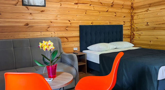 Четырёхместный коттедж Comfort с балконом и с видом на сад Гостевой дом A-Home