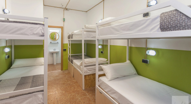 Кровать в общем номере Hostal Neptuno