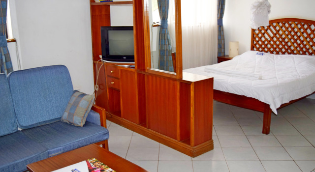 Студия YWCA Parkview Suites