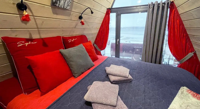 Шестиместный коттедж A-frame Red с 2 комнатами с красивым видом из окна ELKI Pravdino