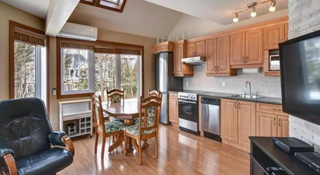 Люкс c 1 комнатой с красивым видом из окна Частный дом Bright Condo near the Lake