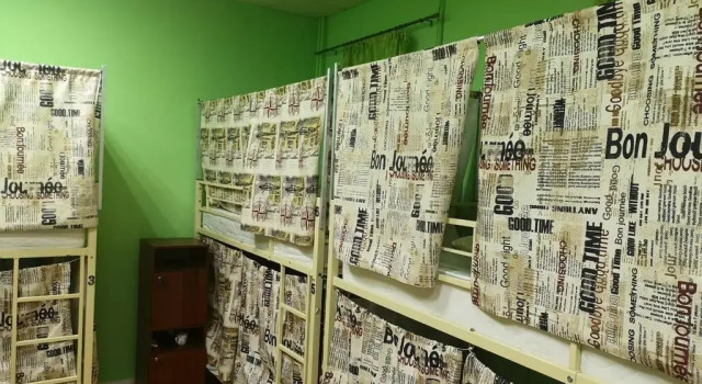 Postel ve společném pokoji pro muže Filosof Hostel