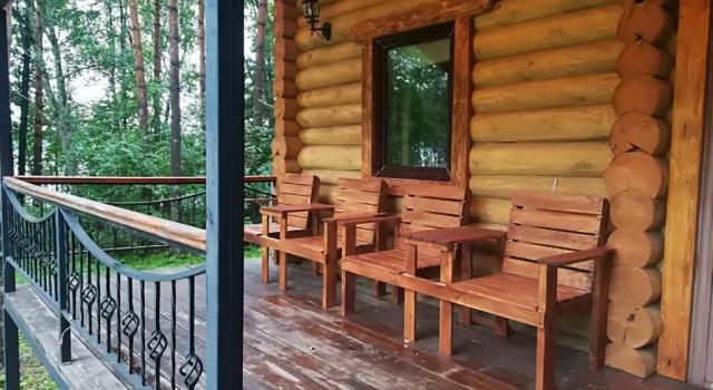 Коттедж с 4 комнатами с красивым видом из окна База Отдыха Крушинов Рог