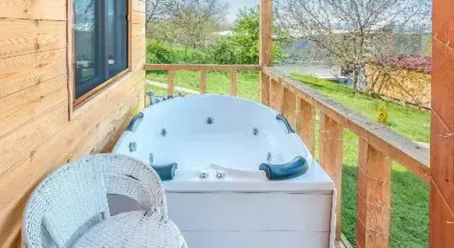 Двухместный коттедж Superior с балконом и с видом на сад Villaggio Mirzaani Resort