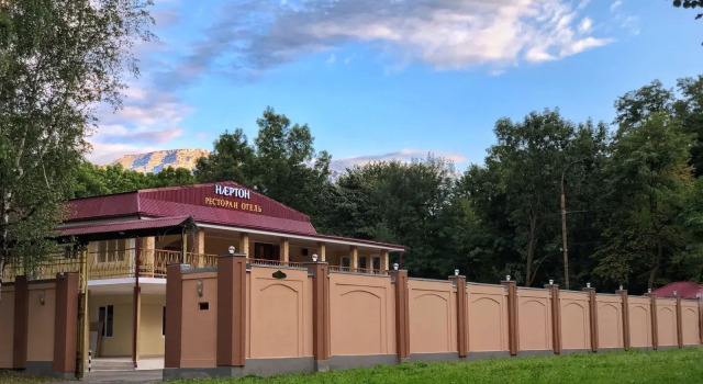 Отель Нартон